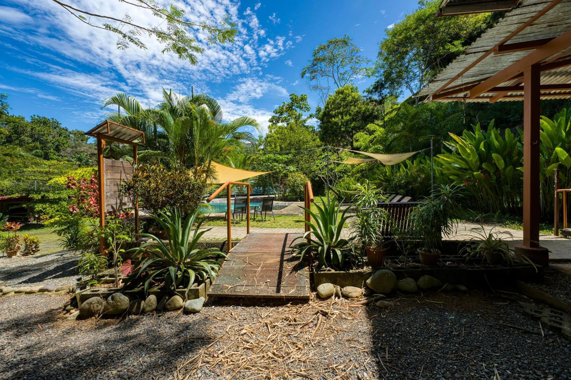 Bamboo River House And Hotel Dominical Exterior photo